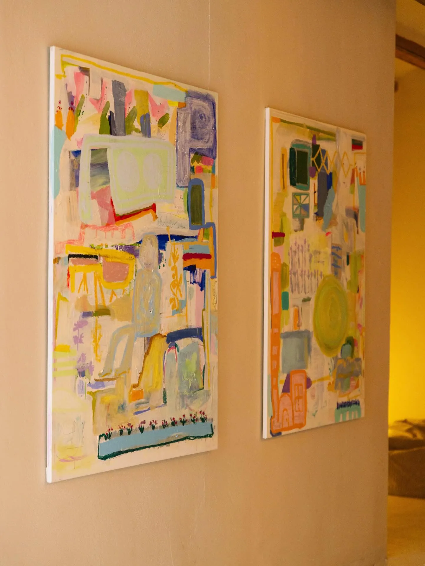 Pinturas coloridas expuestas en Casa Lenta